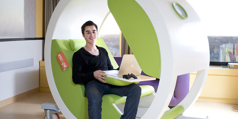 Wout Kregting in de door hem ontworpen 'Escape'-stoel voor jonge kankerpatiënten. Foto | Rien Meulman