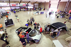 Technische keuring World Solar Challenge. Foto | Bart van Overbeeke