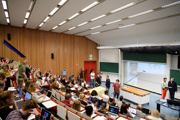 Collegezaal 6 gevuld met figuranten. Foto | Bart van Overbeeke