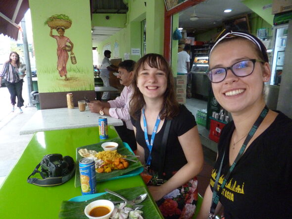 Laura Bijl (rechts) eet Indiaas eten van een bananenblad. Foto | Privé-archief Laura Bijl