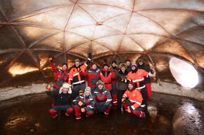 Het team in de kleine koepel. Foto | Bart van Overbeeke