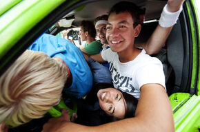 Hoeveel mensen passen in een auto? Foto l Bart van Overbeeke