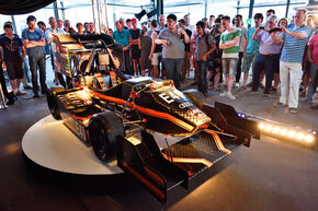 Bezoekers bewonderen de nieuwe racewagen. Foto | Bart van Overbeeke