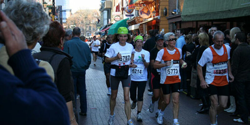 Marathonlopers op het Stratumseind