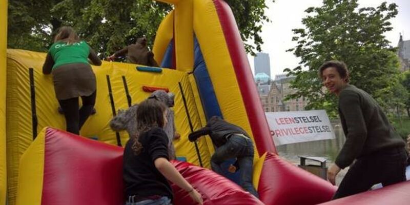 Ruim honderd jongeren kwamen naar Den Haag voor een ludieke demonstratie tegen het leenstelsel. Foto | HOP