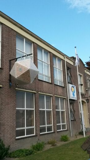Het lichtkunstwerk tegen de gevel van de Lichtjesroute-werkplaats.