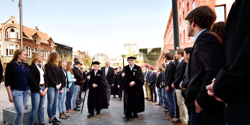 Het cortège door de stad. Foto | Bart van Overbeeke