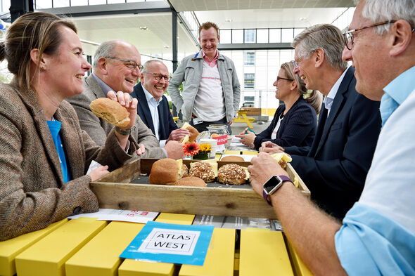 Met de andere leden van het College van Bestuur voorbereiden voor de verhuizing naar Atlas. Foto | Bart van Overbeeke