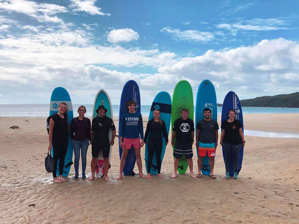 Met de onderzoeksgroep surfen in Byron Bay, Sanne staat helemaal links. Foto | privé-archief Sanne van Hoogstraten