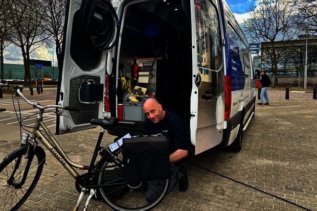 Fietsenmaker Stijn fikst je fiets op de campus