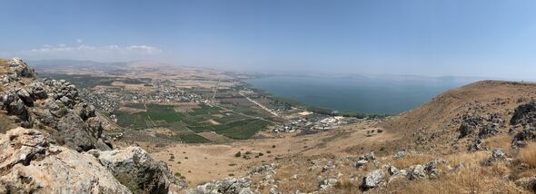 Uitzicht vanaf Mount Arbel. Rechts het Meer van Tiberias. Foto | Mark Legters