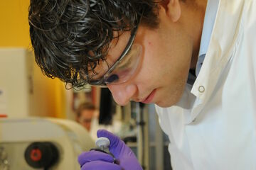 Joost de Vries aan het werk bij GSK.