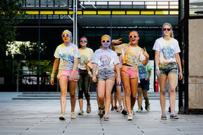 Holi Run op de campus. Foto | Bart van Overbeeke
