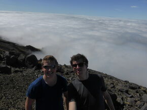 Uitzicht vanaf Mount Taranaki (links Peter de Vrieze, rechts Thijs)