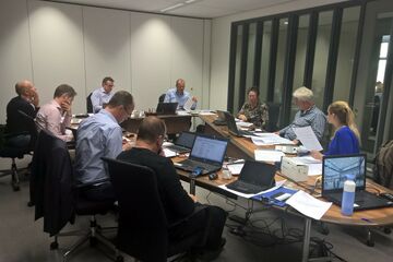 De 'responscel'; tegenspelers van het centraal calamiteitenteam en de twee clusters. Zij brengen de dilemma’s in en informatie over de 'buitenwereld'.