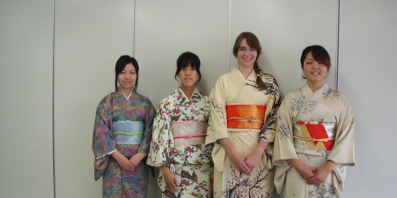 Anna Broers bij de theeceremonie-vereniging in Japan.