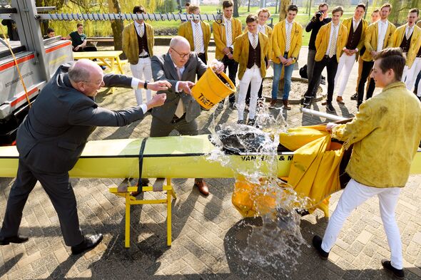 [Translate to English:] Voorzitter Jan Mengelers en Jo van Ham dopen bij Thêta een naar hen vernoemde boot. Foto | Bart van Overbeeke