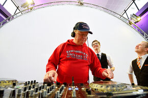 Collegevoorzitter Jan Mengelers draait een plaat. Foto | Bart van Overbeeke