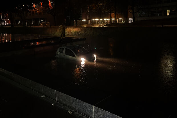 Maaltijdbezorger belandt met auto in nieuwe TU/e-vijver
