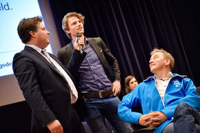 Gijs Weenink (links) in gesprek met een student. Foto | Bart van Overbeeke