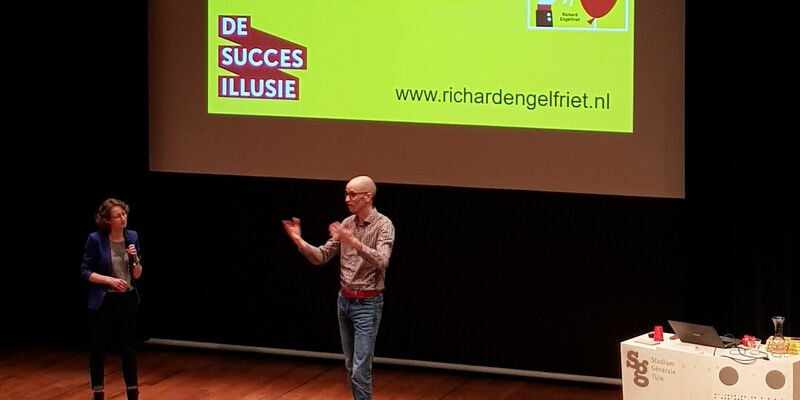 Richard Engelfriet giving his lecture in de Blauwe Zaal. Photo | Han Konings