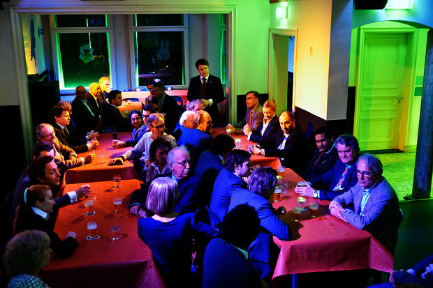 VIP-alumni op kroegentocht met studenten