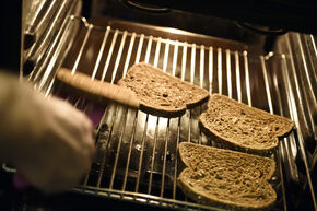 Roasted brood goes great with the soup. Photo | Bart van Overbeeke