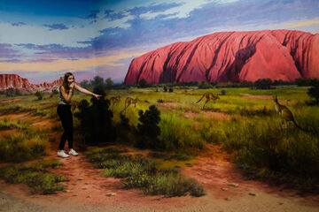 Annabel in een interactief museum voor een typisch Australische achtergrond.