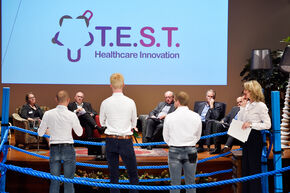 T.E.S.T. pitcht voor de jury. Foto | Bart van Overbeeke