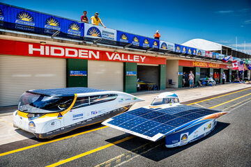De Nederlandse deelnemers Stella (links) en Nuna7 in World Solar Challenge 2013 naast elkaar op het circuit in Darwin, Australië. Foto | Jorrit Lousberg