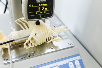 Krachtmeter op een geprinte ribbenkast. Foto | 3D Hubs