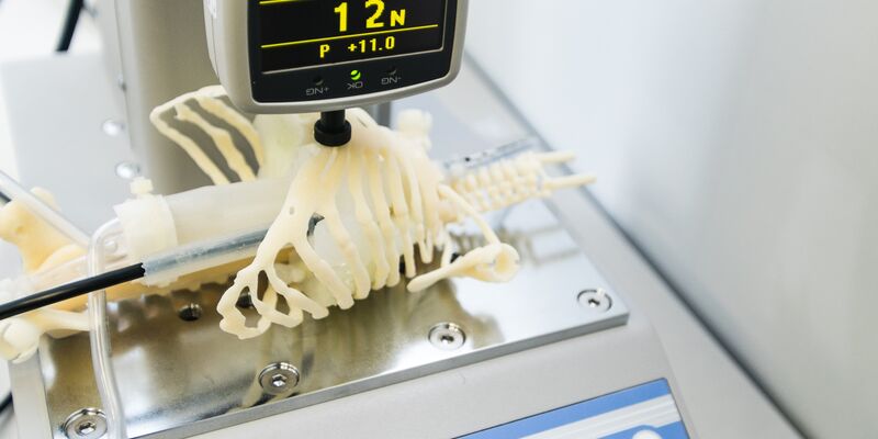 Krachtmeter op een geprinte ribbenkast. Foto | 3D Hubs