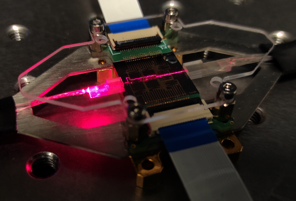 Photonic chip that steers the radiation direction of millimeter-wave radio signals for high-speed wireless communications. Photo | Javier Pérez Santacruz