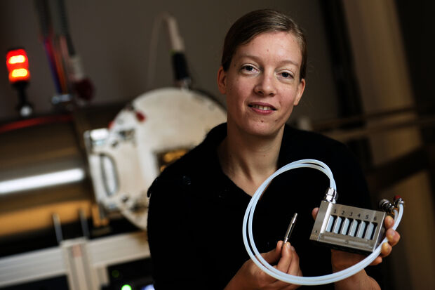  How antifreeze proteins hinder the growth of ice crystals