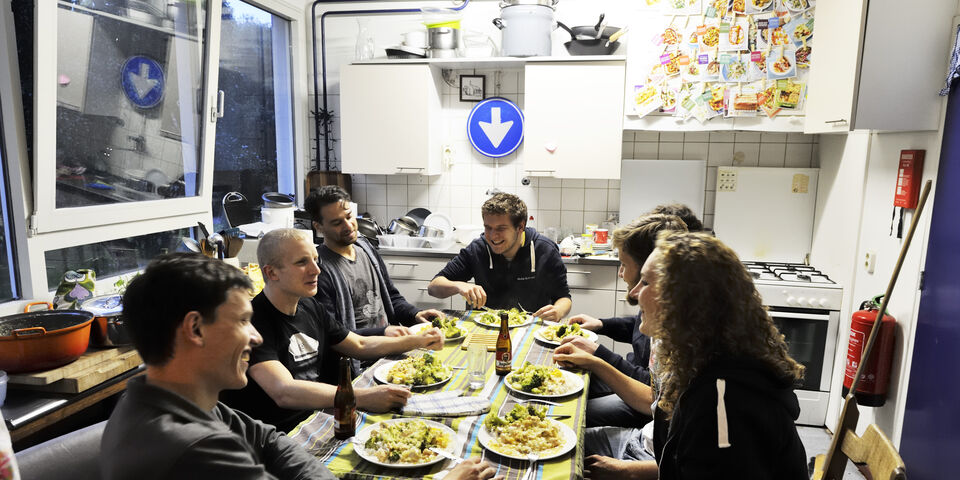 Aanschuiven bij Huize Schrael. Foto | Bart van Overbeeke