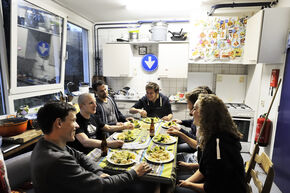 Aanschuiven bij Huize Schrael. Foto | Bart van Overbeeke