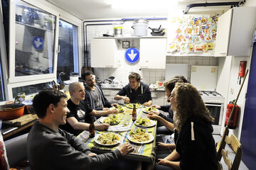 Aanschuiven bij Huize Schrael. Foto | Bart van Overbeeke