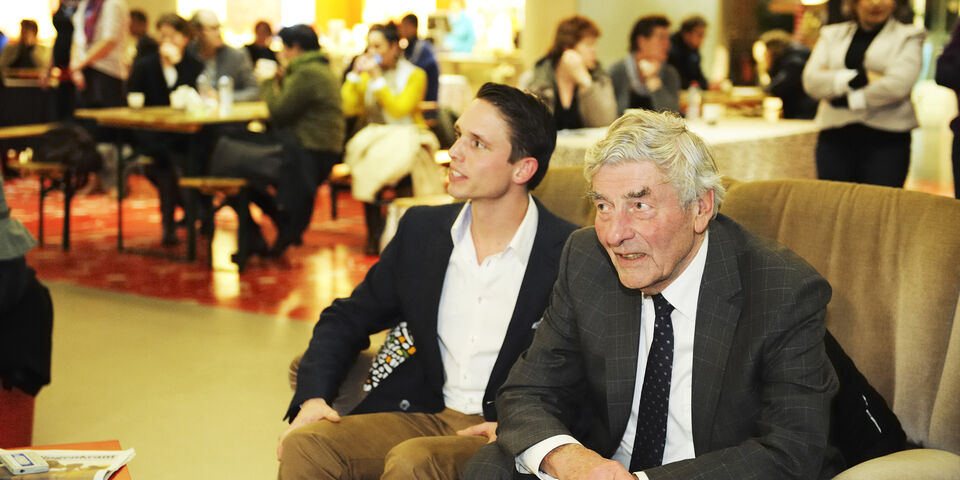 Lubbers voor het interview, met Rudy van Beurden. Foto l Bart van Overbeeke