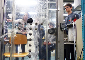 Scholieren in het lab bij Letícia Pezzi Martins.