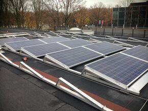 De zonnepanelen op het dak van het Multimediapaviljoen.