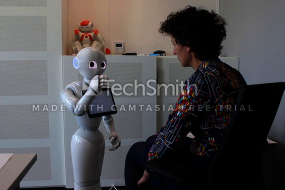 Een actrice in gesprek met een Pepper-robot. De antwoorden worden real-time aangeleverd door zogeheten 'crowd workers', die via het internet met de robot zijn verbonden. Video | Tahir Abbas 