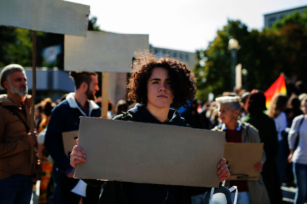 Protesting mother: “Bad-luck generation is at a 3-0 disadvantage”