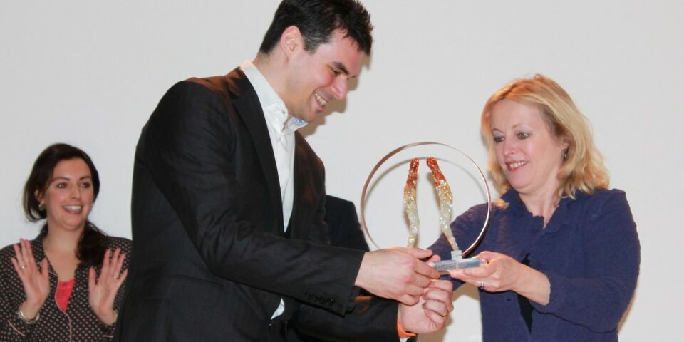 Minister Bussemaker reikt de prijs uit aan Alexandru Iosup van de TU Delft.