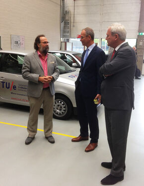 Prof Maarten Steinbuch, minister Henk Kamp en rector Hans van Duijn. Minister Henk Kamp (midden) in gesprek met TU/e-hoogleraar Maarten Steinbuch. Rechts rector Hans van Duijn.