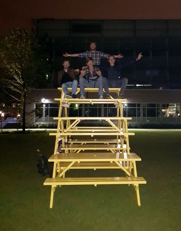 De nachtelijke bouwploeg, met midden boven Tim Gerth. De nachtelijke bouwploeg, met midden boven Tim Gerth.