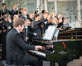 Pianist begeleidt Vokollage en VU-koor. Foto | Maarten van den Beemt