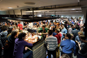 Eerste borrel Van der Waals in Flux. Foto | Bart van Overbeeke Eerste borrel Van der Waals in Flux. Foto | Bart van Overbeeke