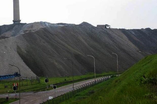 Cement made from steel production by-product