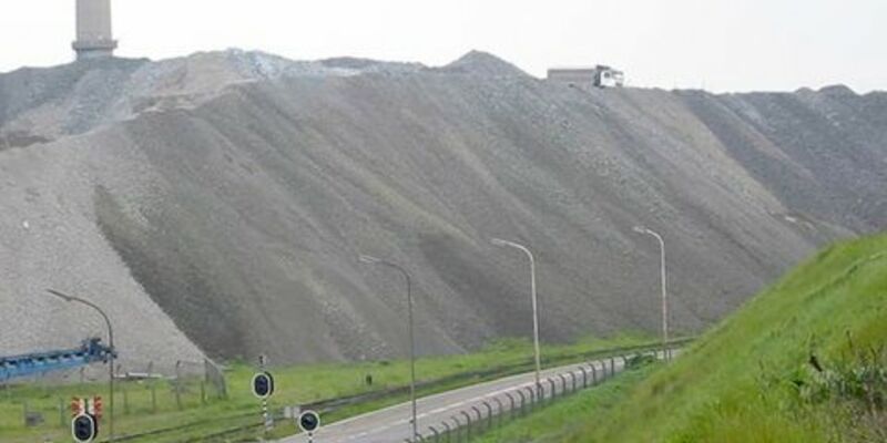 Een berg staalslak bij een staalfabriek