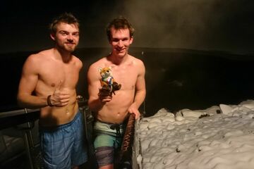 Hub Coumans (links) koelt af in de sneeuw na een saunagang.